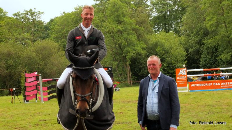 Heeresveldconcours. Winnaar Jur Vrieling met Zypern II en sponsor de heer Fennema. foto: Reinold Lowes