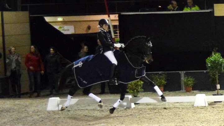 Katja Renken met Charming Lady in de ereronde bij Indoor Groningen.