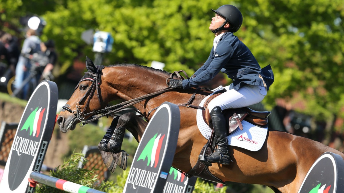 Kent Farrington werd met Voyeur winnaar in de Global Champions Tour in Hamburg.