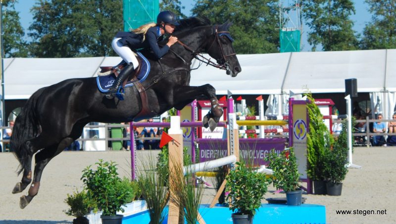 NK springen Mierlo. Kim Hoogenraat werd met Caesar Nederlands kampioen bij de Young Riders (archieffoto).