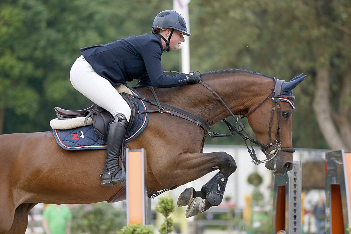 Kirsten Rikkert rijdt tijdens Outdoor Wierden naar de overwinning met No Fear van de Tichelrij. foto: Fototrailer