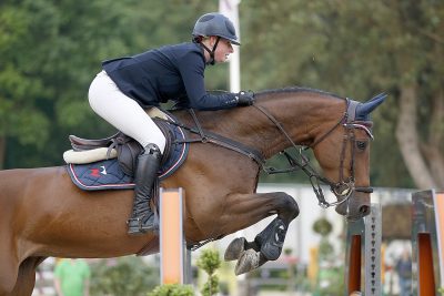 Kirsten Rikkert rijdt tijdens Outdoor Wierden naar de overwinning met No Fear van de Tichelrij. foto: Fototrailer