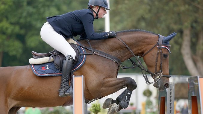 Kirsten Rikkert rijdt tijdens Outdoor Wierden naar de overwinning met No Fear van de Tichelrij. foto: Fototrailer