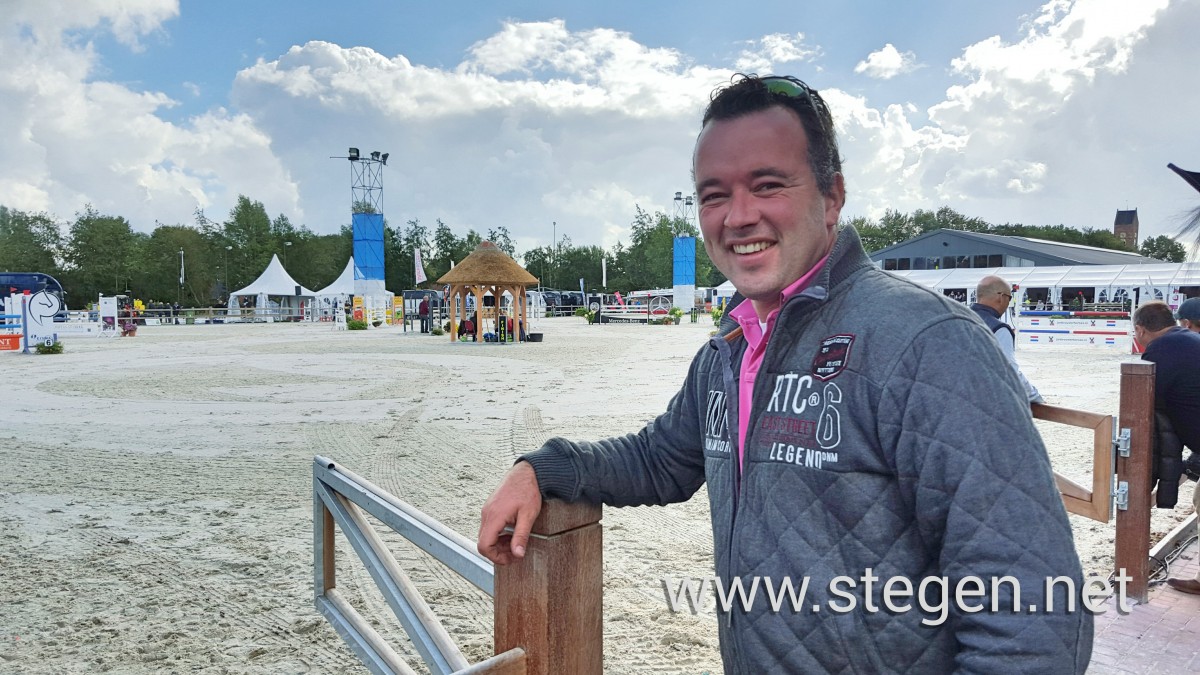 Klaas Meijer bij de hoofdpiste in Tolbert, waarin hij de bodem heeft aangelegd. Foto: Steven Stegen