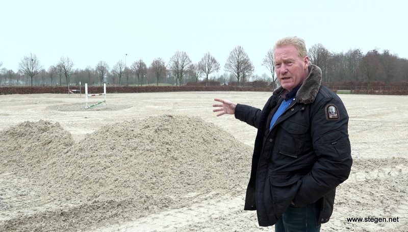 Voorzitter Koos Naber op het buitenterrein van het Hippisch Centrum Exloo.