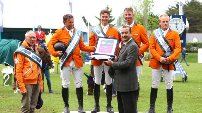 De winnende Nederlandse springploeg in La Baule en bondscoach Rob Ehrens.