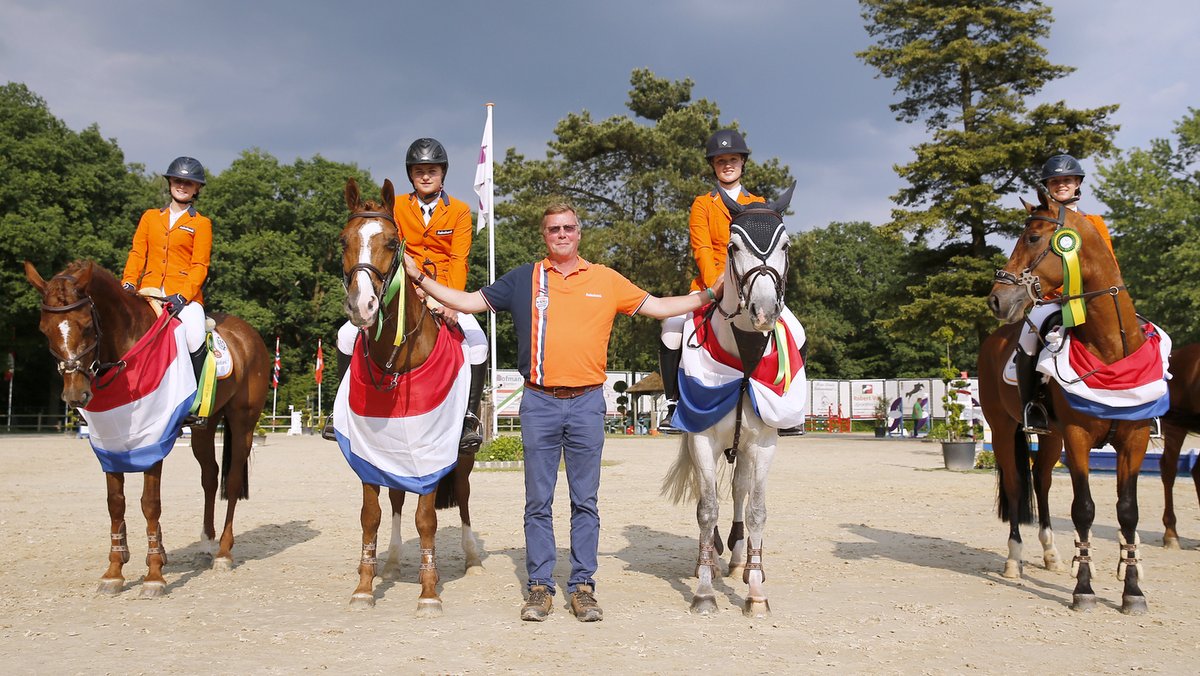 De Nederlandse pony-equipe werd tweede in de landenwedstrijd Wierden.