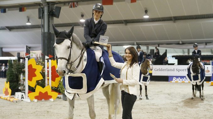 Lars Kersten krijgt de prijs uit handen van Wendy Scholten. foto: Jumping De Achterhoek Fototrailer