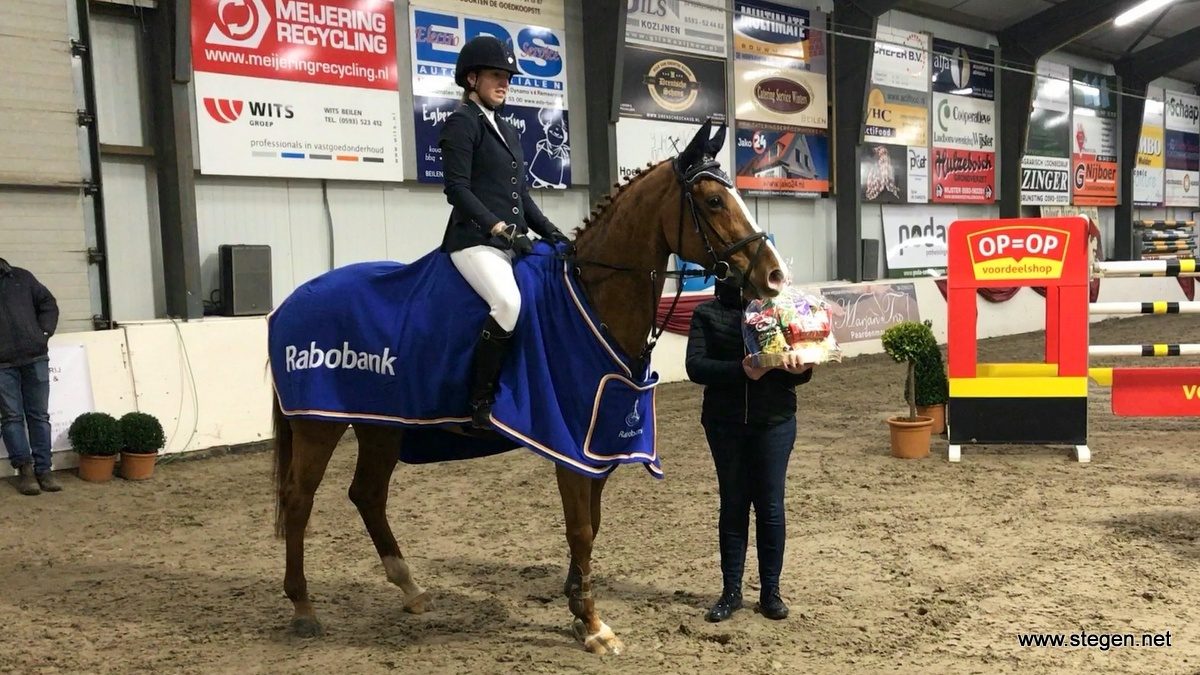 Laura Slager met La Serena bij de huldiging.