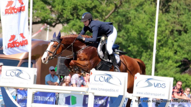 Laura Slager rijdt La Serena naar de overwinning op het CH De Wijk.