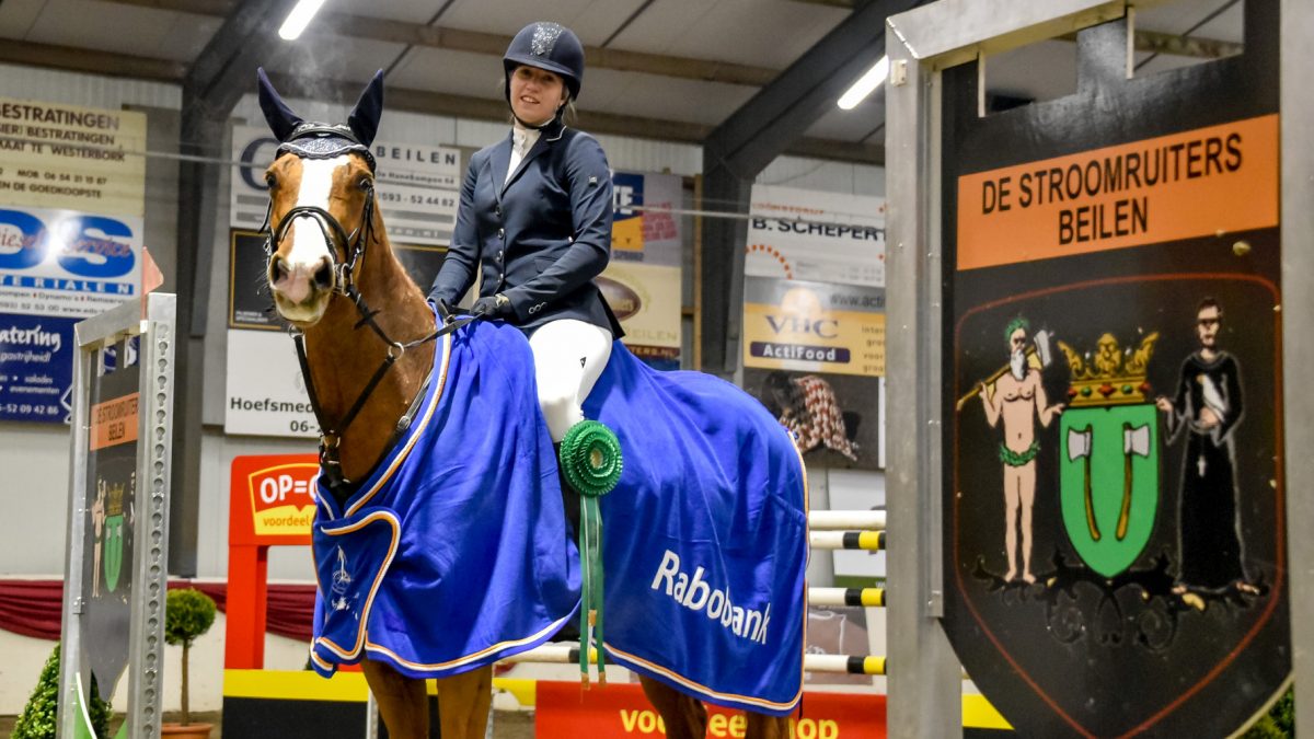 Laura Slager en La Serena bij de prijsuitreiking van Indoor Hartje Drenthe.