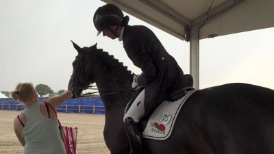 Laura Zwart wacht met Horses2fly Zandokan Smh tot de bui over is.