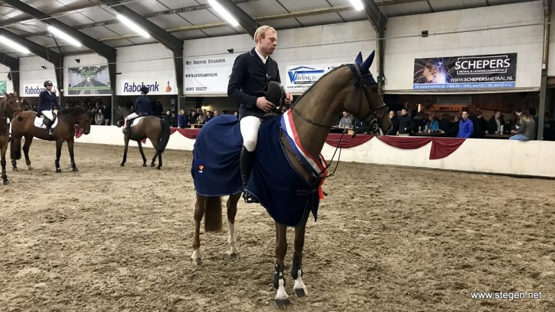 Drents kampioenschap 2018. Lennard de Boer en Falanita tijdens de prijsuitreiking.