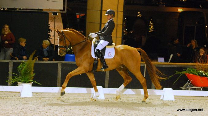 Linda Kouwenhoven won bij Indoor Groningen met Happymood de kür klasse L.