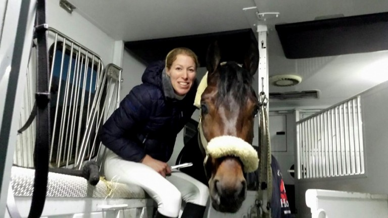 Linda Kouwenhoven zit gezellig in de vrachtwagen bij Siegi. foto: Facebook