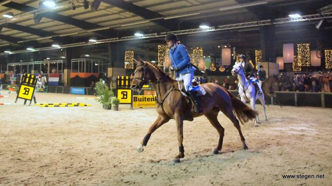 Lisa Broekert rijdt de ereronde met Butet's Wicked Game. De combinatie won de M-finale bij Indoor Zuidbroek. foto: Reinold Lowes.