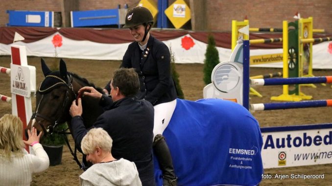 Roos in de Regio. Lisa van der Molen en haar paard Bruce bij de prijsuitreiking. foto: Arjen Schilperoord