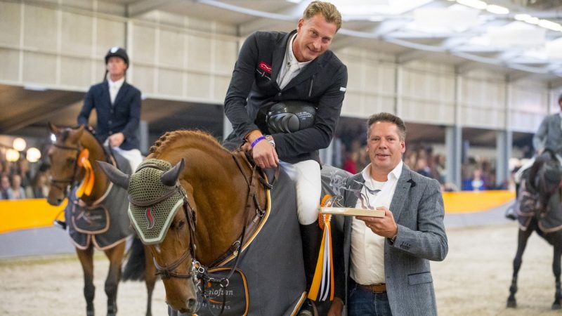 Marc Houtzager en Bylou wonnen vorig jaar het CSI Salland en kregen de prijs uit handen van Jonny Roelofsen.