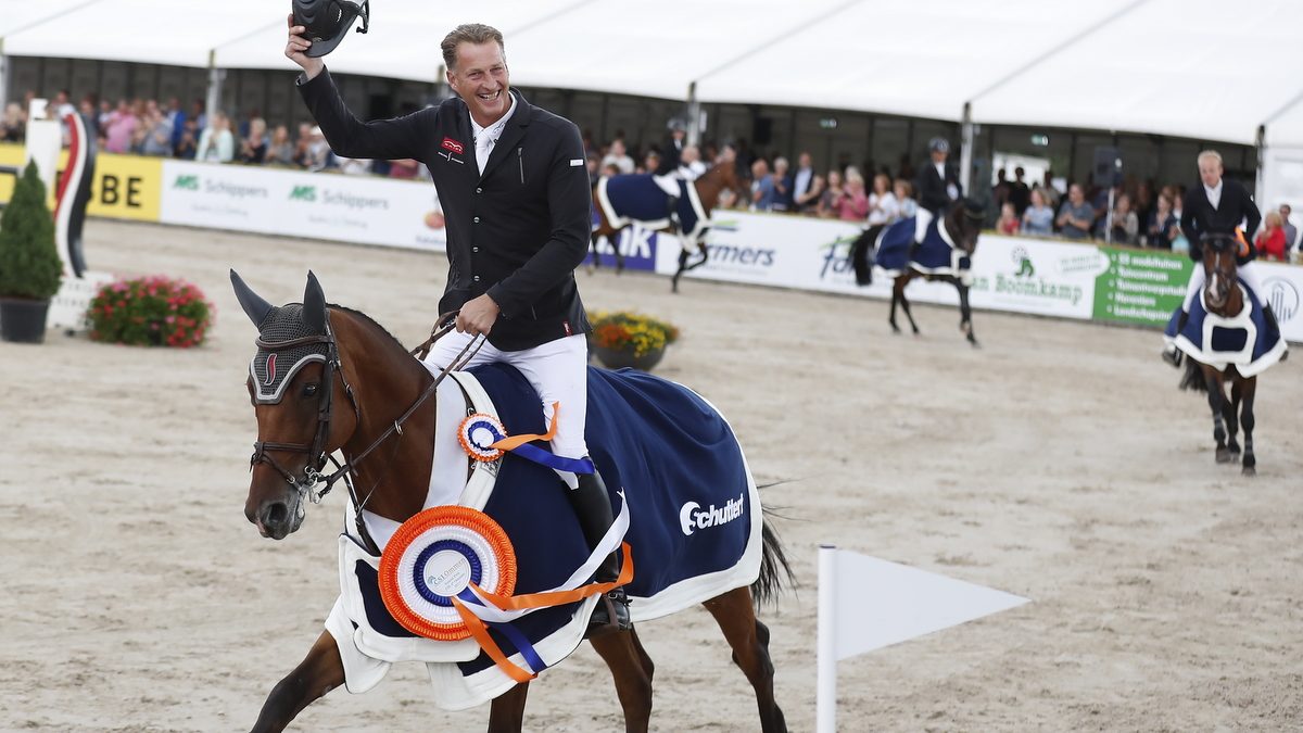 Marc Houtzager en Sterrehof's Calimero voorop in de ereronde van het CSI Ommen.