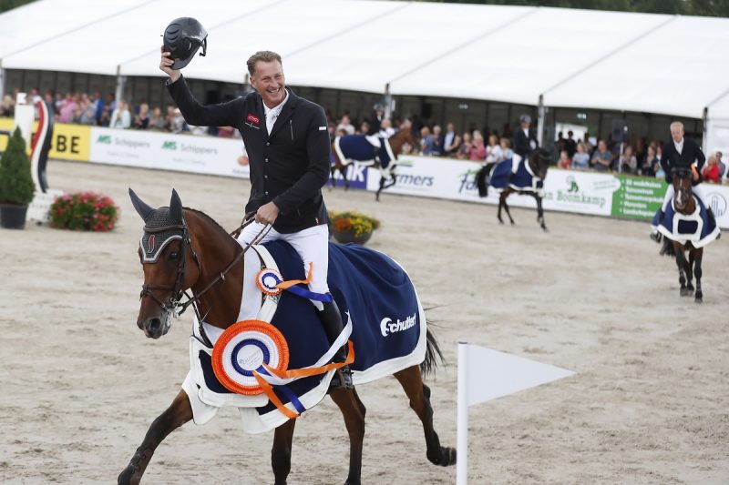 Marc Houtzager en Sterrehof's Calimero voorop in de ereronde van het CSI Ommen.