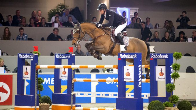 Marc Houtzager rijdt Sterrehof's Calimero naar de overwinning op Indoor Drachten. foto: Indoor Drachten | DigiShots