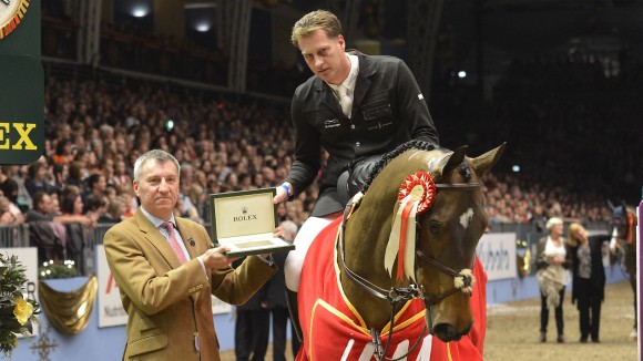 Marc Houtzager en Sterrehof's Tamino tijdens de prijsuitreiking. ©FEI/Kit Houghton