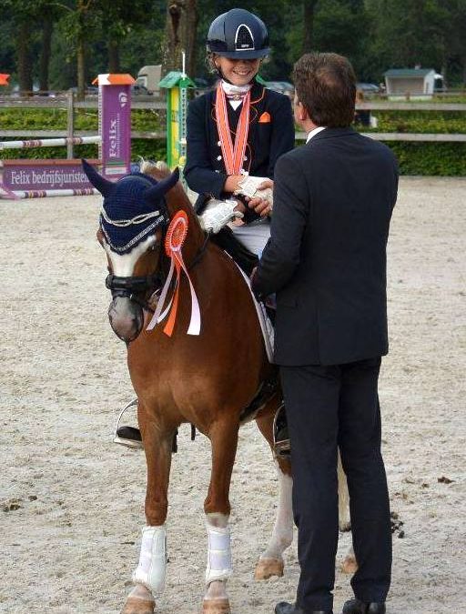 Marcella Berends krijgt de felicitaties.