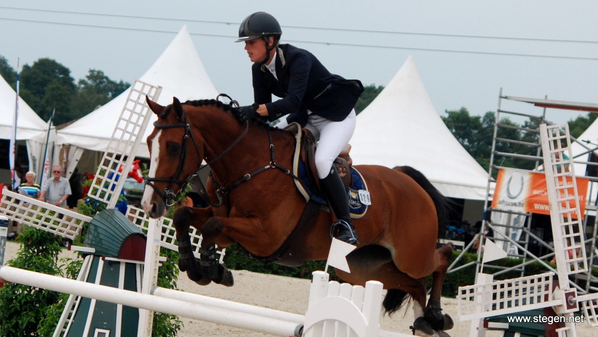 Mareille van Geel-Schröder won op het CH Zuidwolde de 1.40 met Brayn (archief).