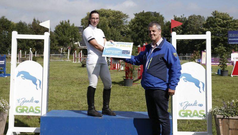 Marian Lunsche krijgt de extra prijs uit handen van sponsor Gert Smit van Eemsned.