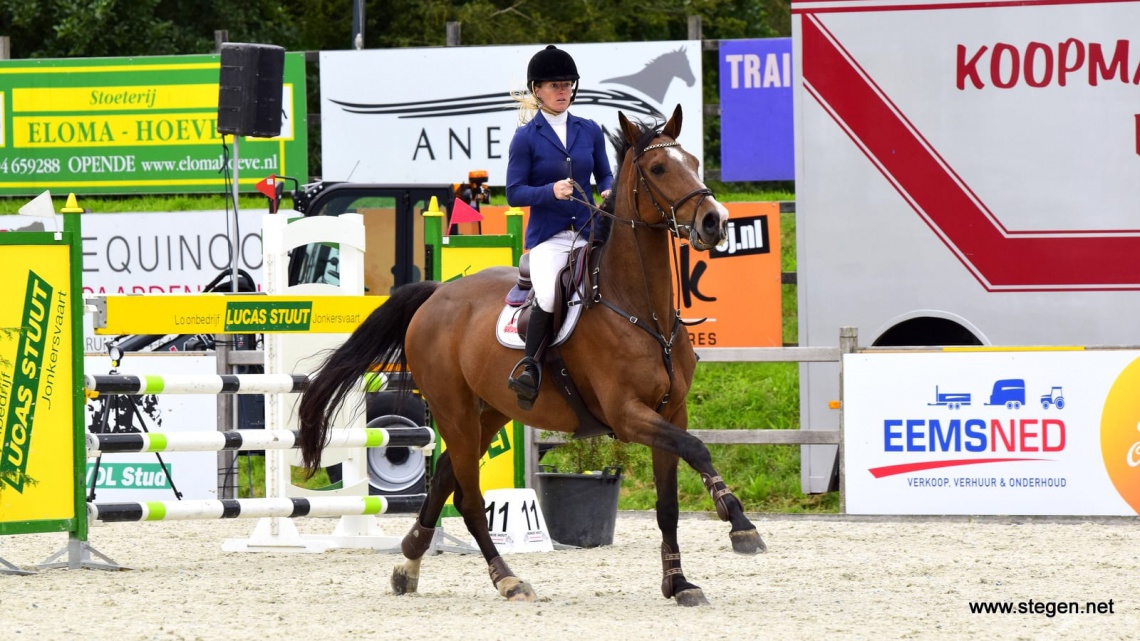 TOLBERT - Op de dag dat hij 17 wordt eiste Mart IJland de overwinning op in het 1.40 bij Jumping Outdoor Tolbert. De jonge ruiter uit Hengelo was in de wedstrijd direct op tijd de beste met Il Cavallo VL. Karl-Heinz Markus werd tweede.