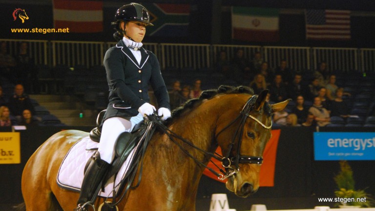 Marissa Spoor is geconcentreerd bezig met haar winnende proef met haard paard Empire S. foto: Steven Stegen