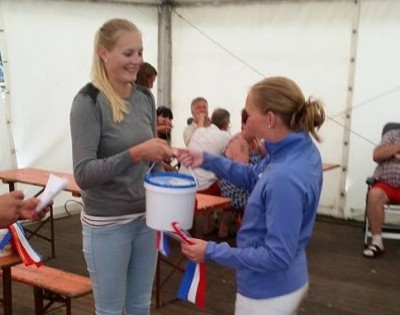 Marloes Oldenhuizing ontvangt haar eerste prijzen.