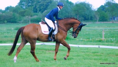 CH Marum. Marloes Oosterhof beloont Emmerson na twee geslaagde proeven in de ZZ-licht.
