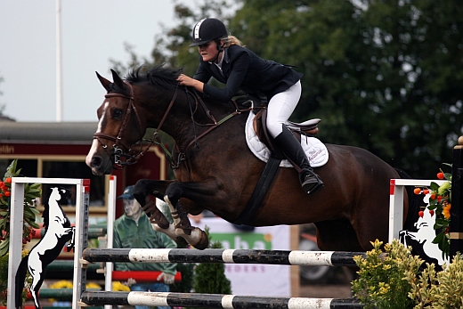 Mariiet Hoekstra in actie met Turbulent. ©Sanne IJsselmuiden