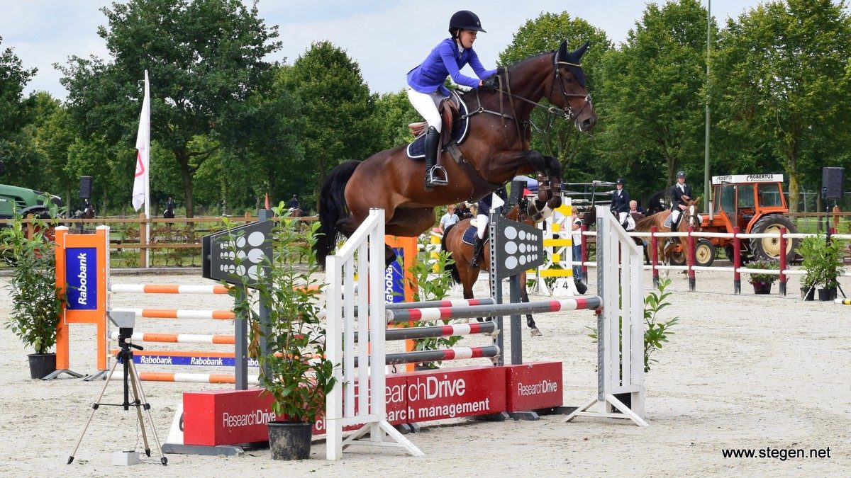 Marsha Schütte met de zeer hoog springende Harvey in de klasse B.