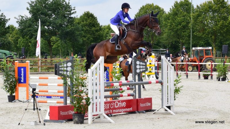Marsha Schütte met de zeer hoog springende Harvey in de klasse B.