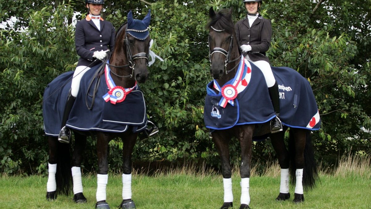 Fries kampioenschap 2017. Marsja Dijkman (links) werd kampioen ZZ-licht en Wendy Okkema kampioen in de Z1.