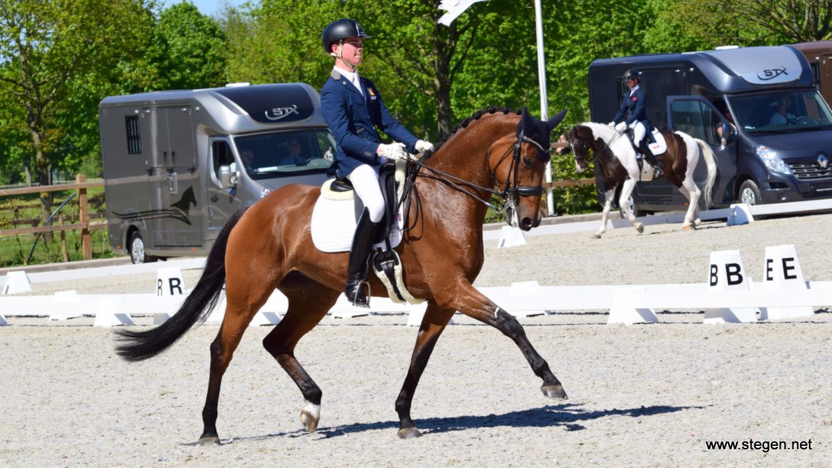 Junioren Exloo. Marten Luiten rijdt Fynona naar de vierde plaats in Exloo..