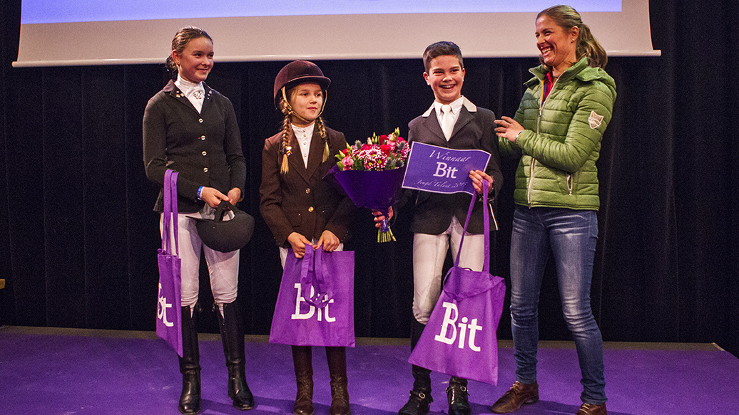 Marten Luiten en de andere winnaars bij Adelinde Cornelissen.