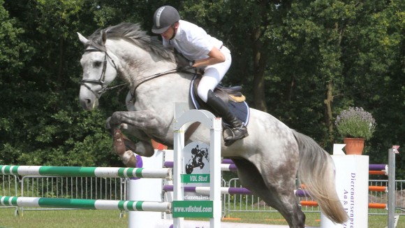 Martijn van Geel rijdt Woodland naar de overwinning in Gasselte. ©Roos Meertens