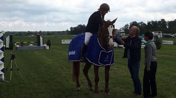 Martine Gramsbergen-Hoekstra pakte met Zippit de overwinning in de Grote Prijs van het CH Gorredijk. foto: Facebook