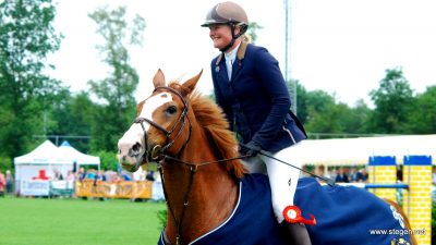 Martine Gramsbergen rijdt tijdens het CH Dokkum de ereronde na haar overwinning in de ZZ-klasse met Zippit GH. foto: Steven Stegen