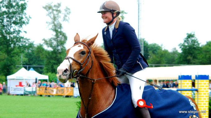 Martine Gramsbergen rijdt tijdens het CH Dokkum de ereronde na haar overwinning in de ZZ-klasse met Zippit GH. foto: Steven Stegen