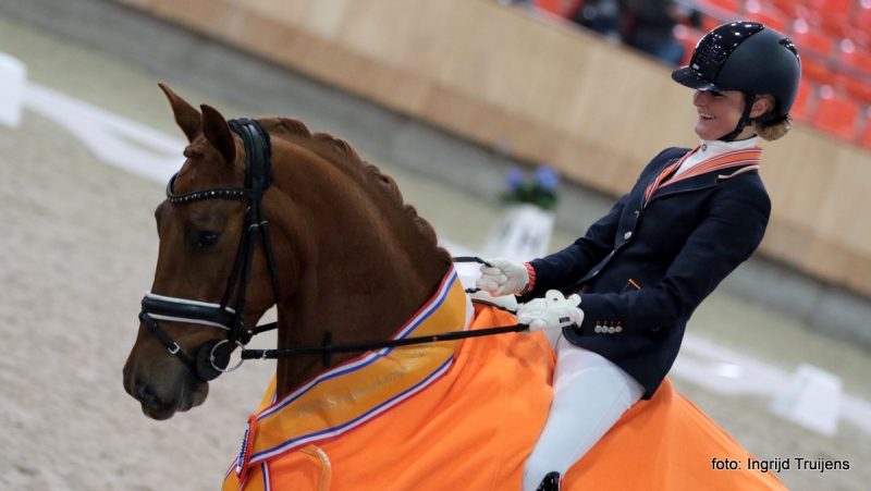 Mascha van Es werd met Hupadoeska PB (v.Dancer) KNHS-kampioen in het M1.