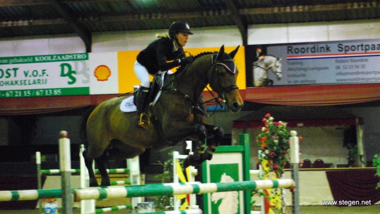 Maureen Bonder won in Exloo de ZZ-klasse met Champion de Quidam. foto: Steven Stegen