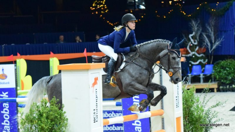 Maureen Bonder was met Hollywood de snelste in de L-finale, maar door een fout in de barrage werd ze met dit paard tiende.