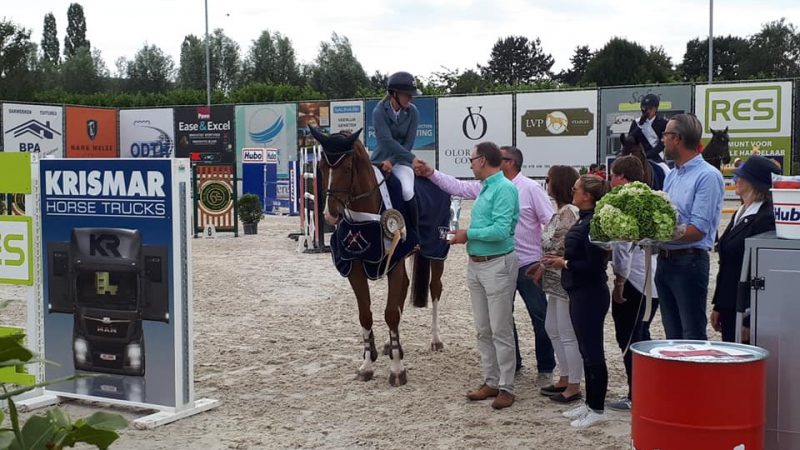Maureen Bonder en Cumbela bij de prijsuitreiking van het CSI Bonheiden.