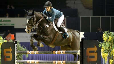 Maureen Bonder en Velcaro, die als vanouds sprong. (archieffoto)