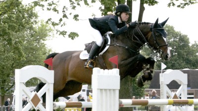 Maureen Bonder en Velcaro op weg naar de zege in de ZZ in Beilen. ©Roos Meertens