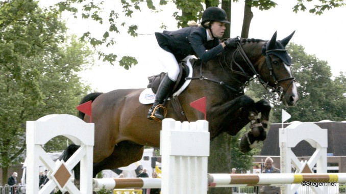 Maureen Bonder en Velcaro op weg naar de zege in de ZZ in Beilen. ©Roos Meertens